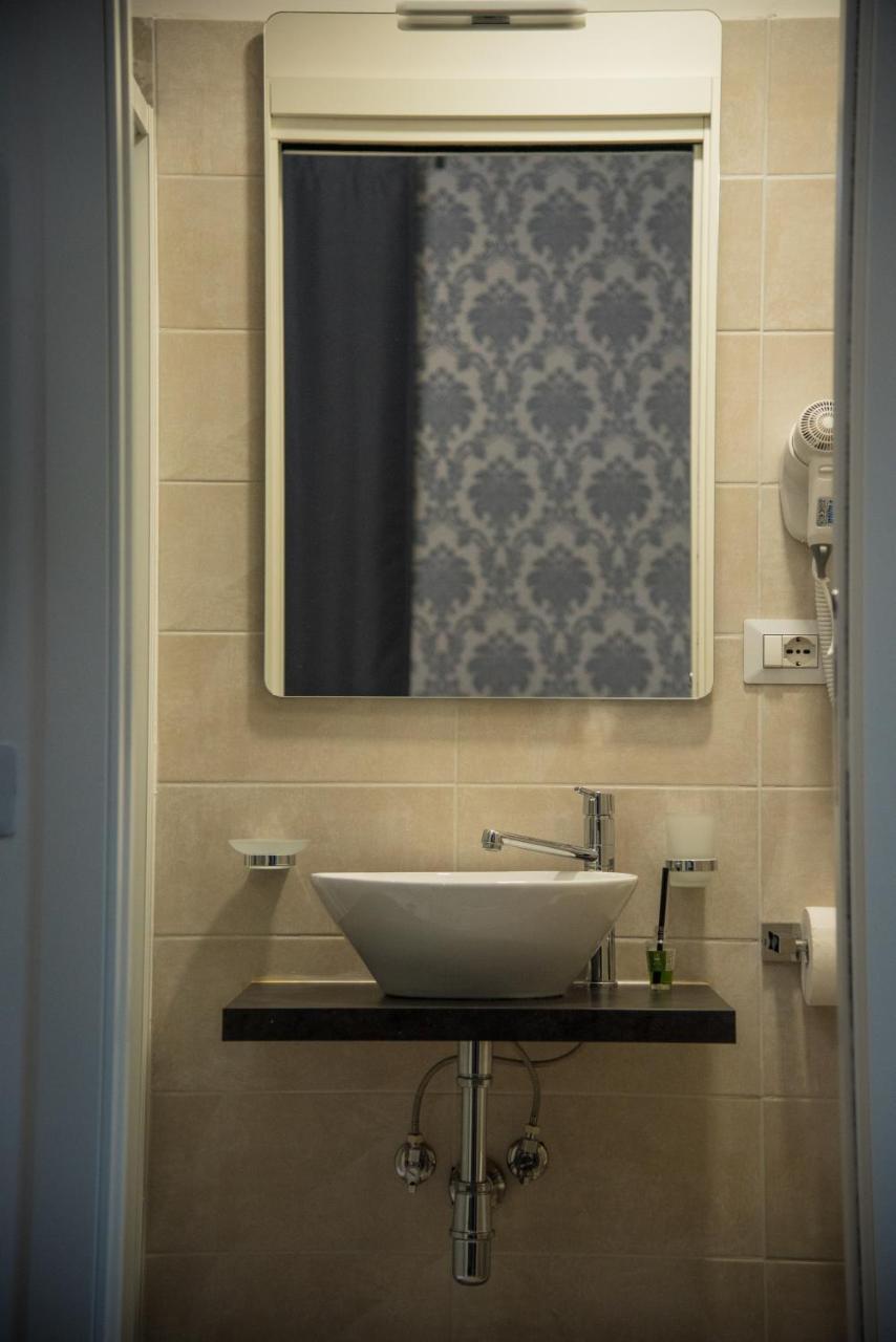 Inside Roma Rooms ภายนอก รูปภาพ